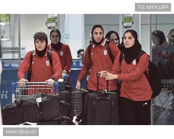 伊朗女足球员反悔现身 与大部队汇合微笑自拍